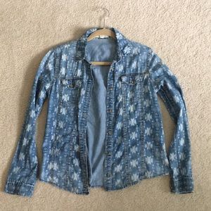 XS Long-Sleeved button down patterned shirt